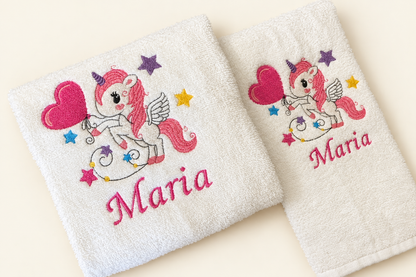 Asciugamani bianchi con unicorno ricamato e nome Maria su fondo avorio